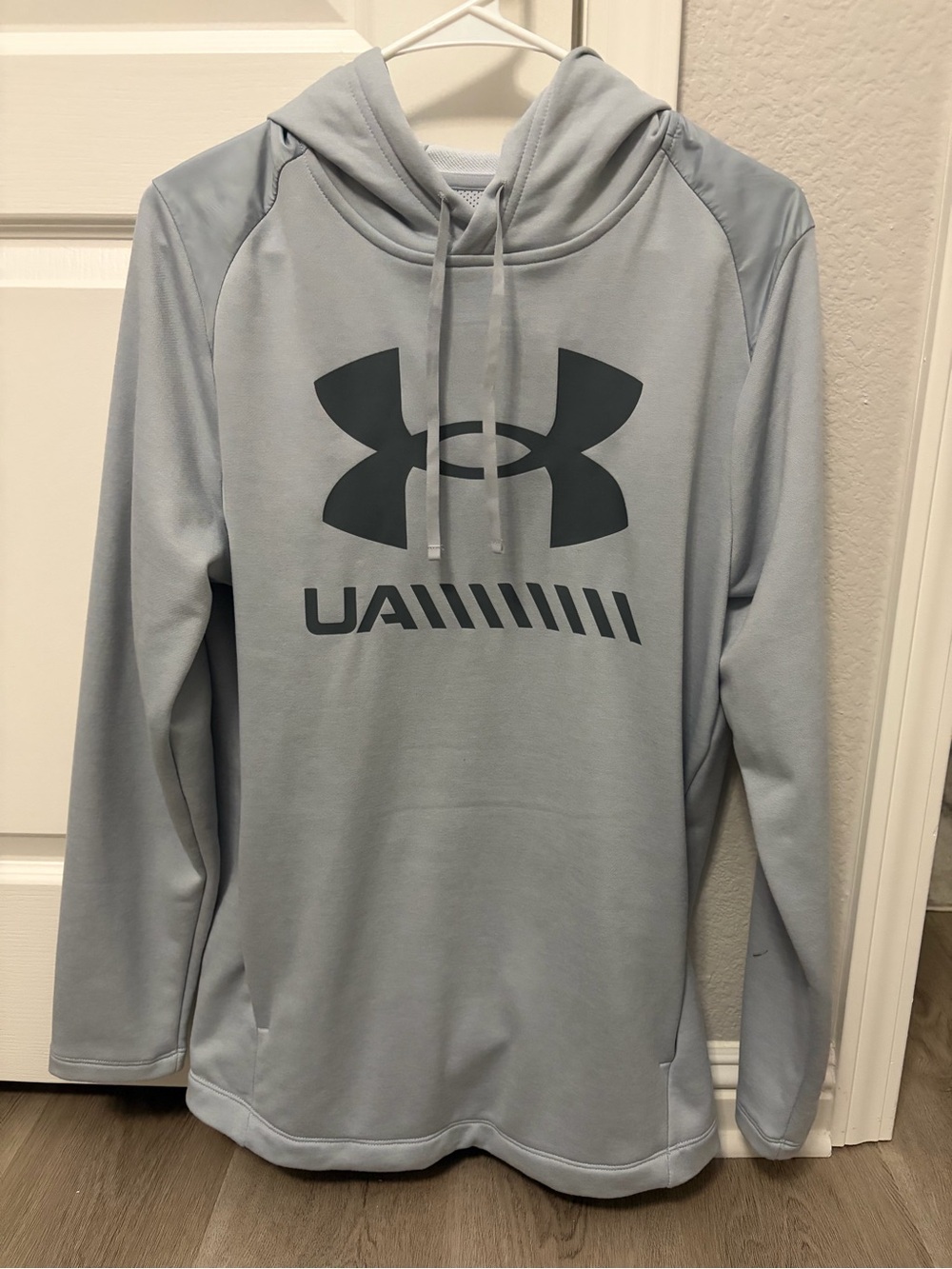 Men’s Under Armour Light Gray Pullover Hoodie with Mesh Lining